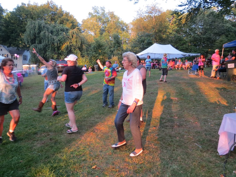Crowd dancing on the lawn at Boobstock
